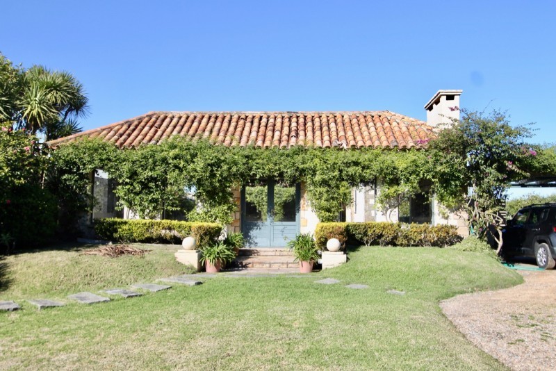 Impresionante casa estilo italiano frente al mar